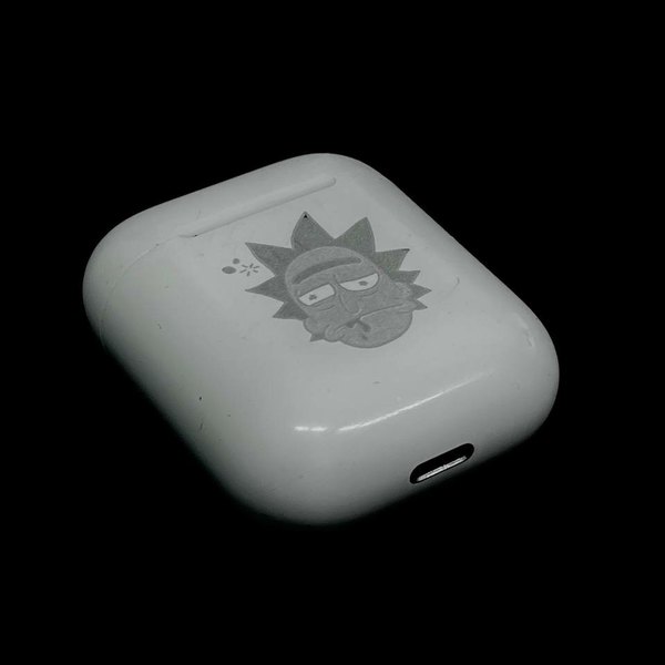 Гравировка рисунка на чехле AirPods